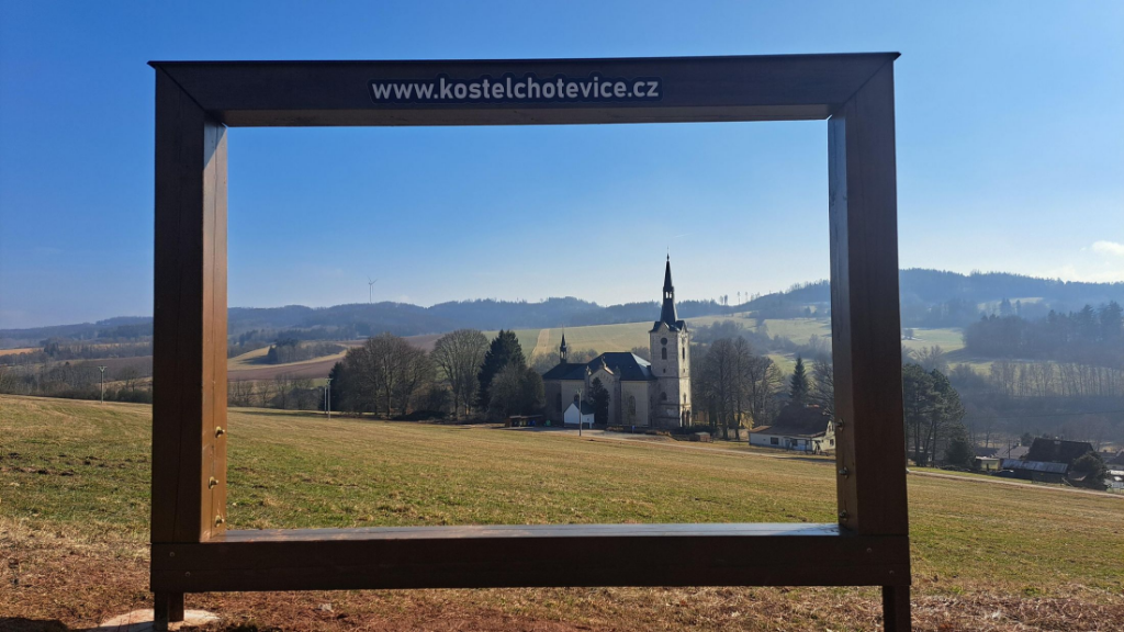 Fotorám s výhledem na kostel sv. Petra a Pavla