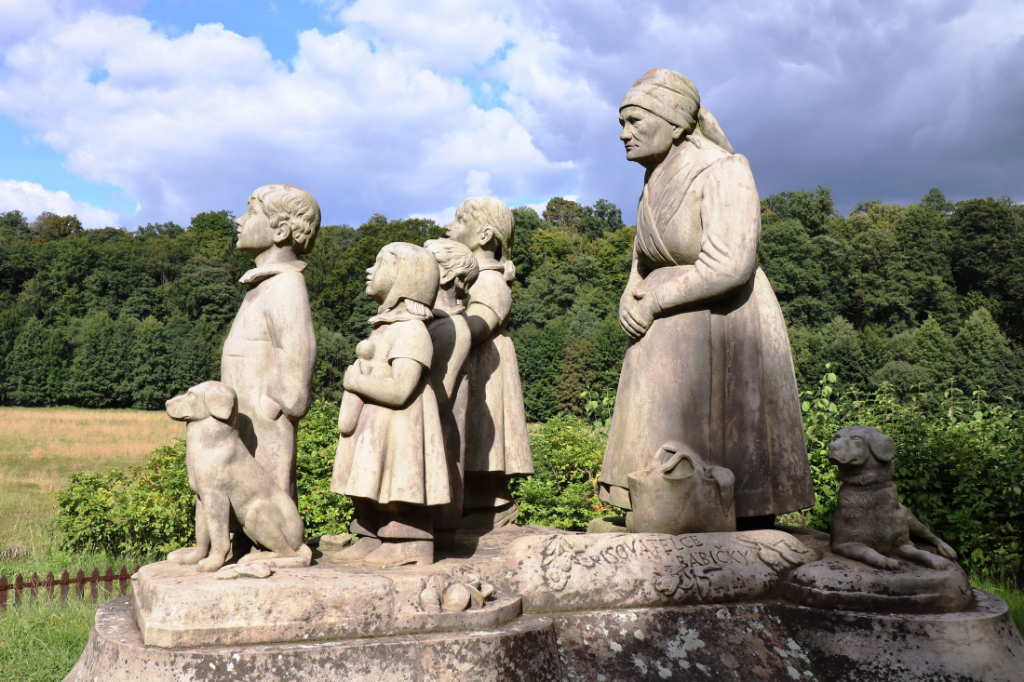 Pomník Babička s dětmi 