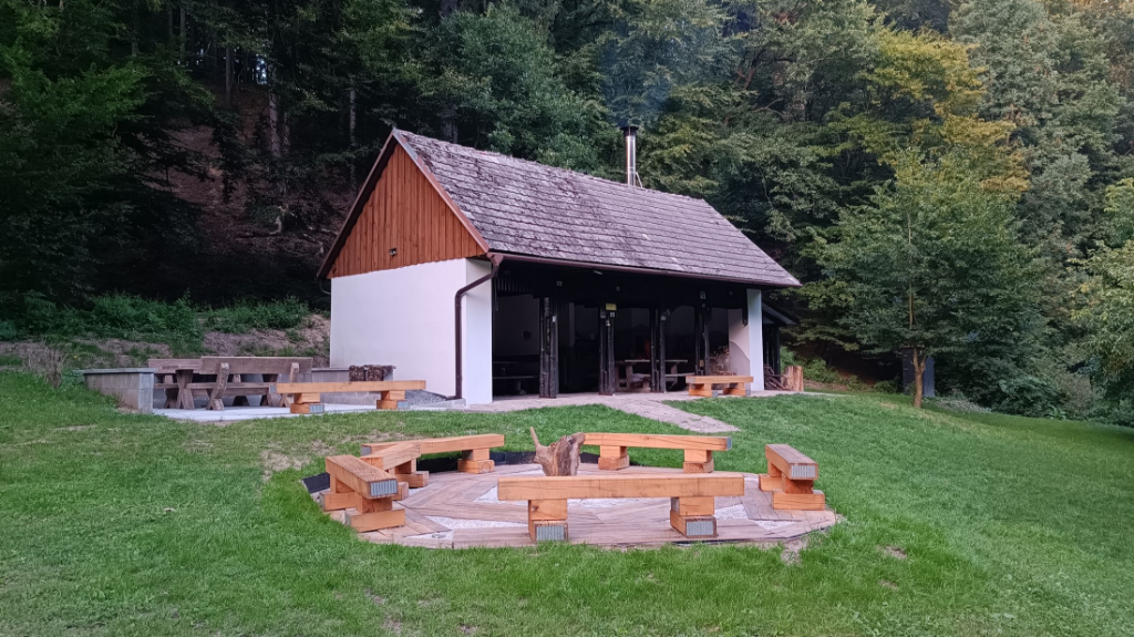10. Přístřešek Salašská hájovna