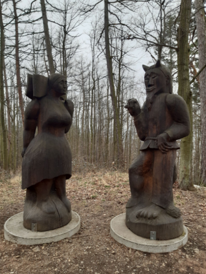 7 dřevěné sochy Čert a Káča