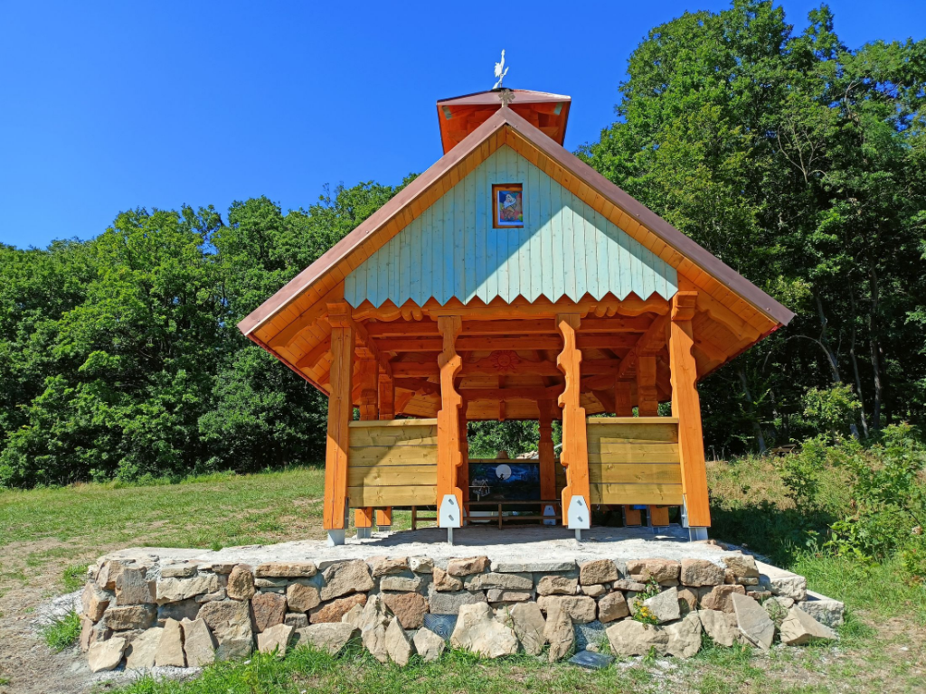 7. Turistický přístřešek nad Šumicemi